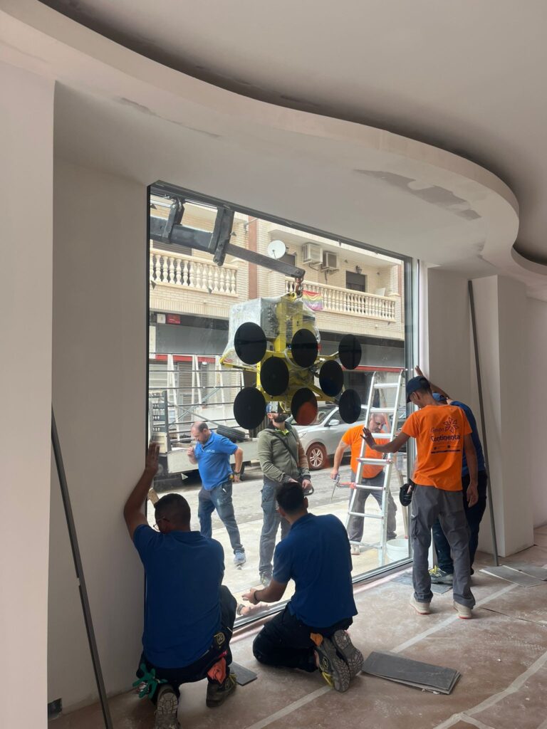 Instalación de ventanas fijas y puertas en la sede de Santa Lucía en Algemesí